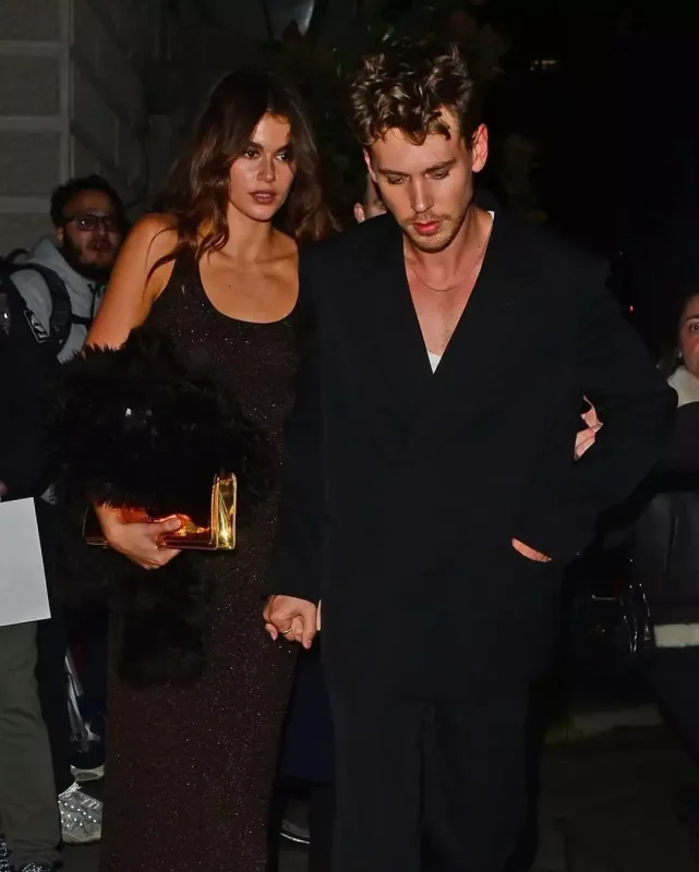 Austin Batler sevgilisi ilə