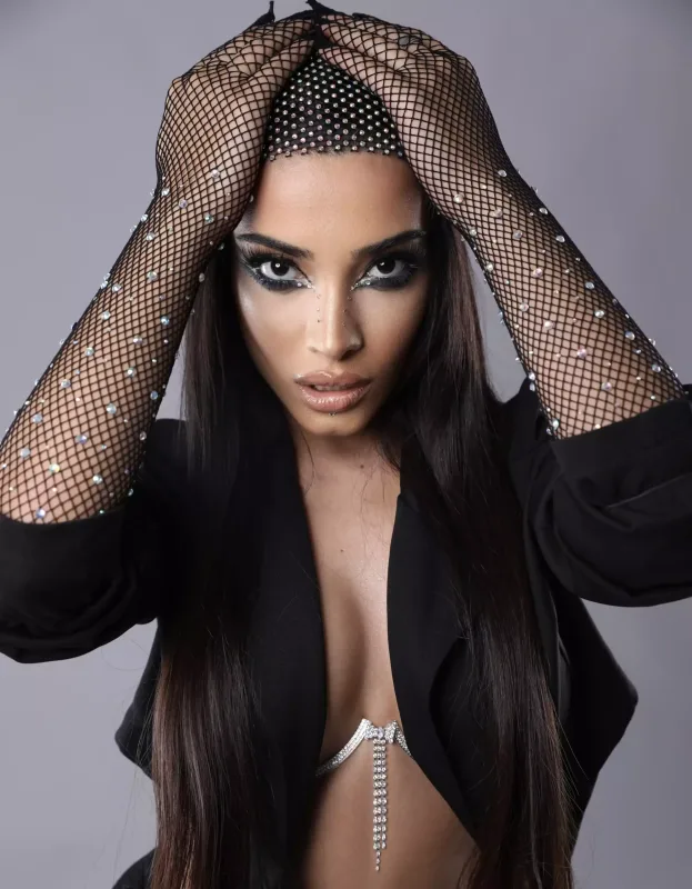 Səmra ingilis dilində oxudu