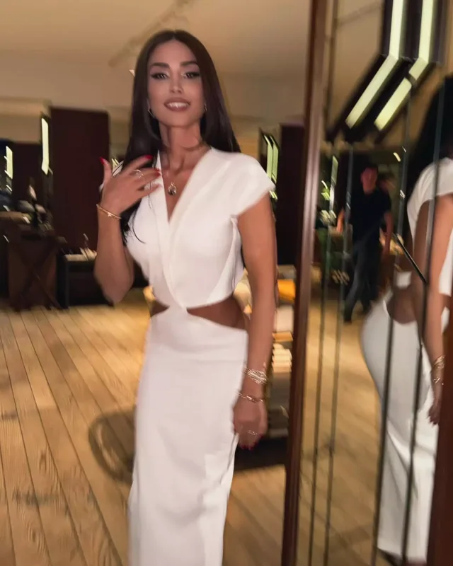 Pərvin sükutu dekolteli libası ilə pozdu