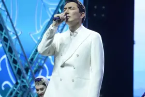 Qazaxıstanlı müğənni Aygün Bəylərin mahnısını oxudu