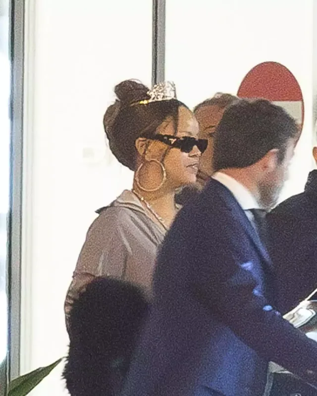 Riri tacı ilə hava limanında