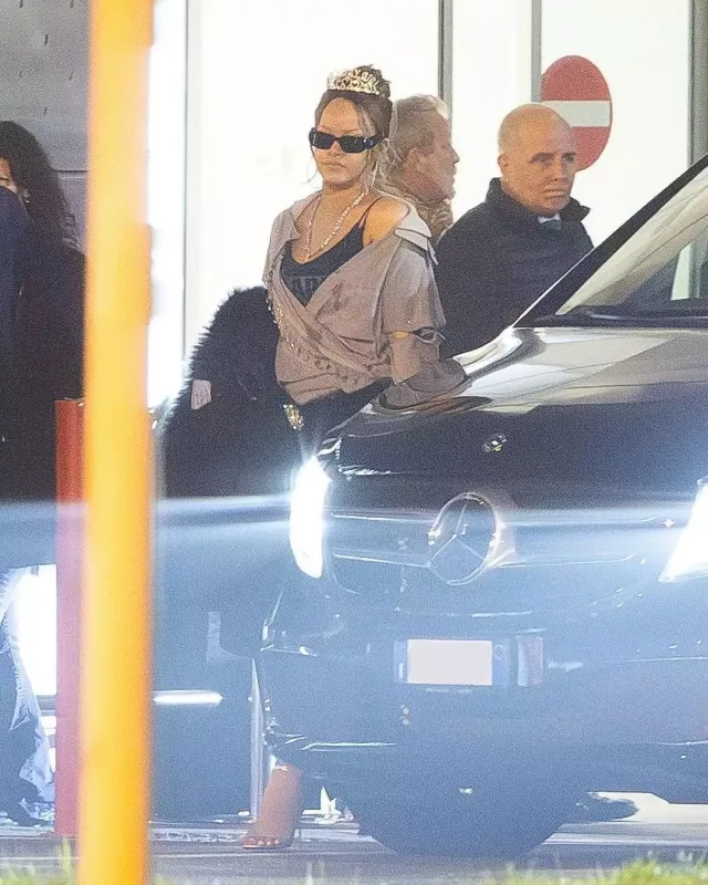 Riri tacı ilə hava limanında