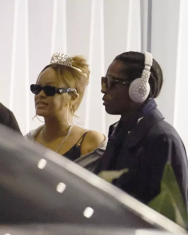 Riri tacı ilə hava limanında