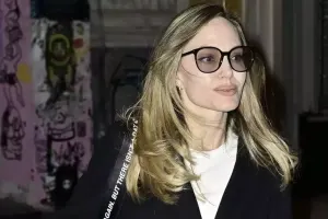 Ancelina sarışın oldu