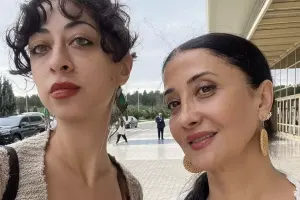 Səhnədə qolunu sındırdı