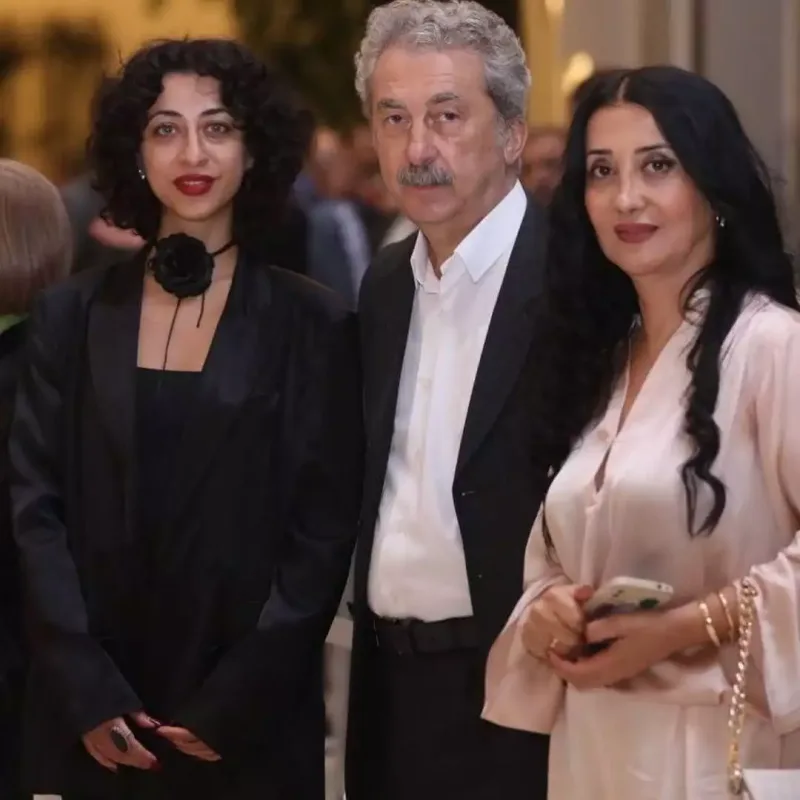 Səhnədə qolunu sındırdı