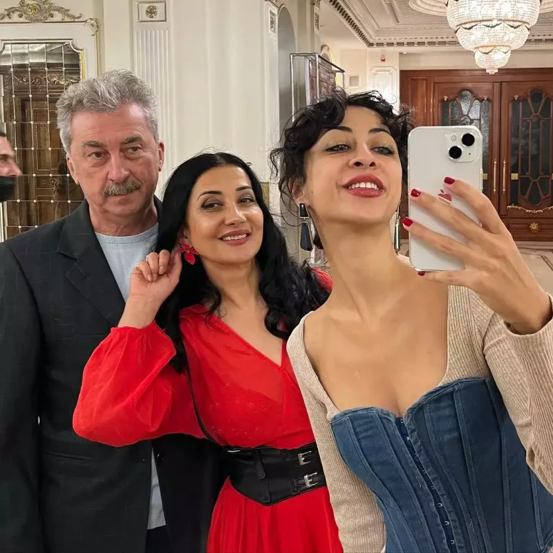 Səhnədə qolunu sındırdı