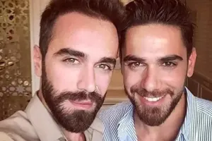 Küsülü olduğu qardaşından danışdı