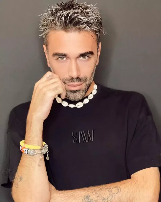 Küsülü olduğu qardaşından danışdı