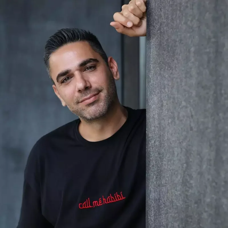 Küsülü olduğu qardaşından danışdı