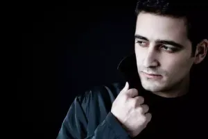 “İnsanlar ölürdü sanki, tökülürdü ləçəklər”