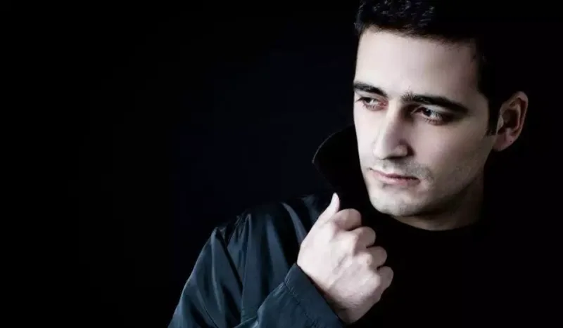 “İnsanlar ölürdü sanki, tökülürdü ləçəklər”