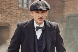 “Peaky Blinders” ulduzu küçədə tanınmaz halda