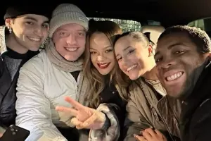 Onu 7 saat gözləyən fanatlarını maşınına mindirdi