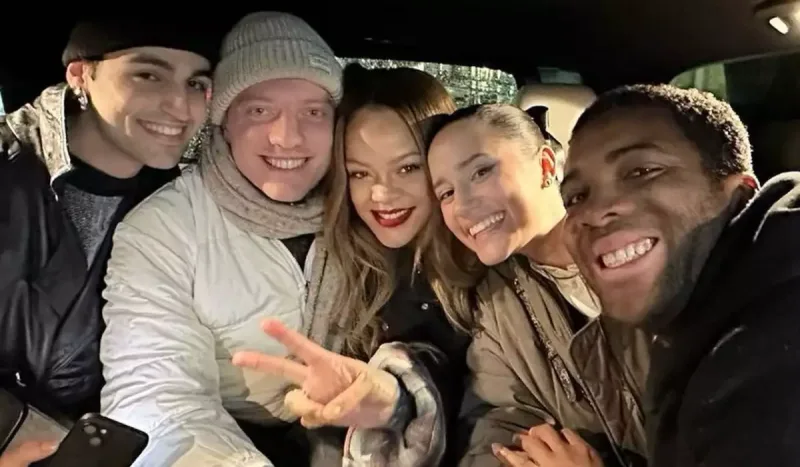 Onu 7 saat gözləyən fanatlarını maşınına mindirdi