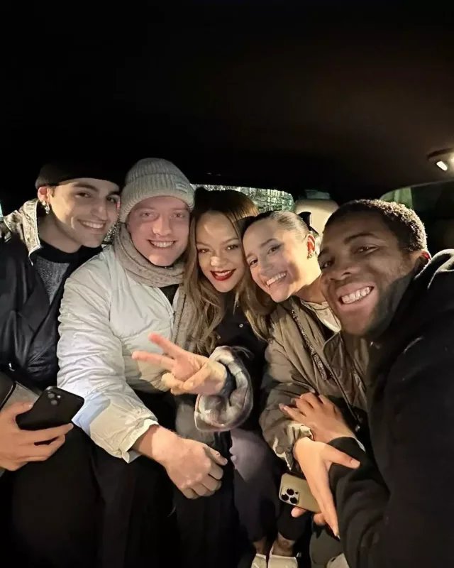 Onu 7 saat gözləyən fanatlarını maşınına mindirdi