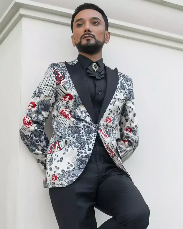 “Ana dilini kəndçi dili sayan savadsızlar”