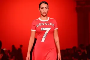 Corcina Ronaldonun adı yazılan libasla podiumda!