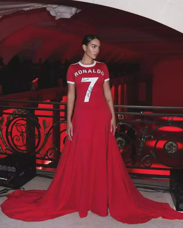 Corcina Ronaldonun adı yazılan libasla podiumda!