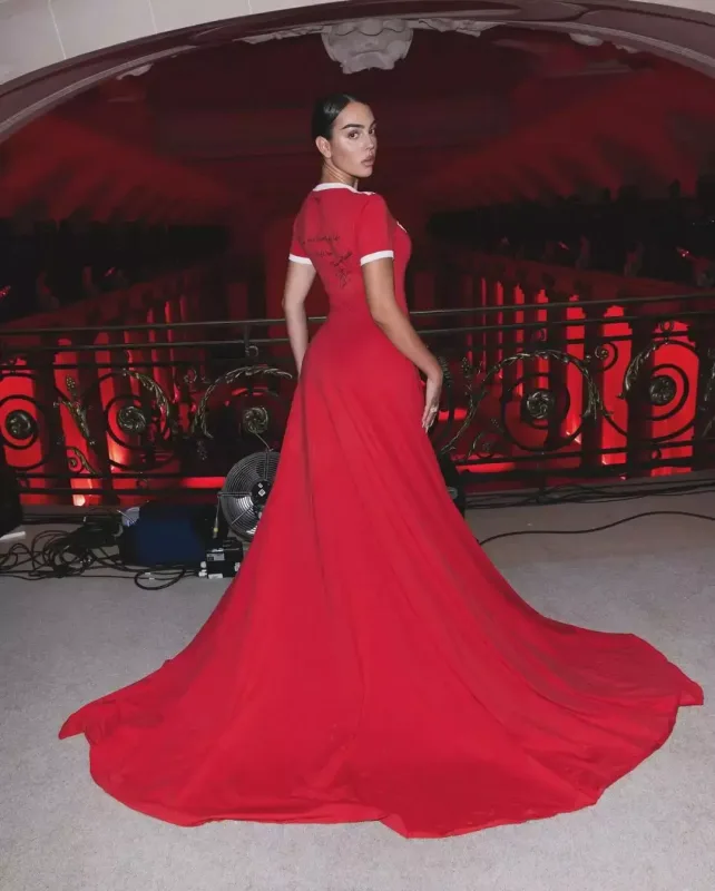 Corcina Ronaldonun adı yazılan libasla podiumda!