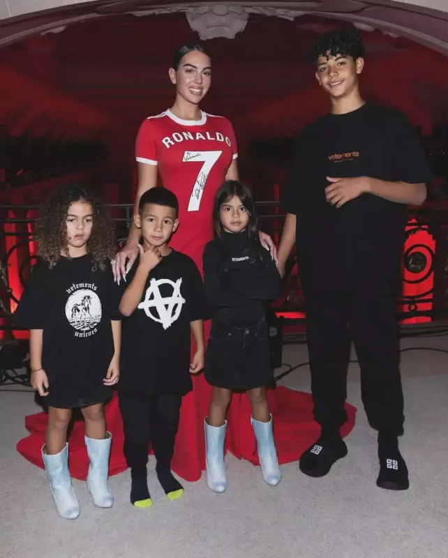 Corcina Ronaldonun adı yazılan libasla podiumda!