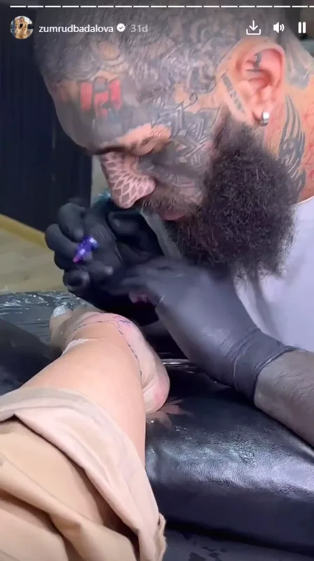 Zümrüd tatu etdirdi