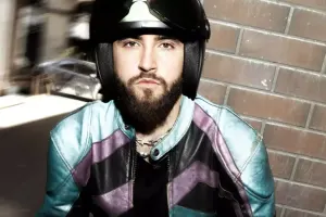 Küçədən keçənlərə mahnısını dinlətdi