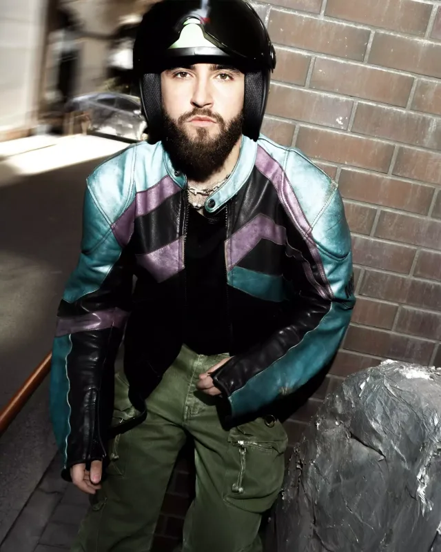 Küçədən keçənlərə mahnısını dinlətdi