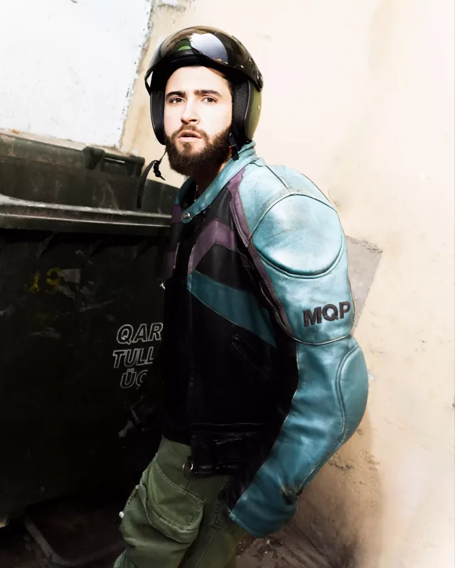 Küçədən keçənlərə mahnısını dinlətdi