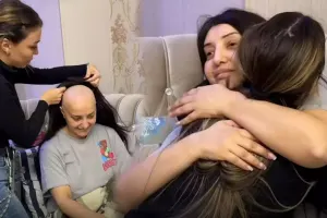 Xərçəng olan qıza parik bağışladı