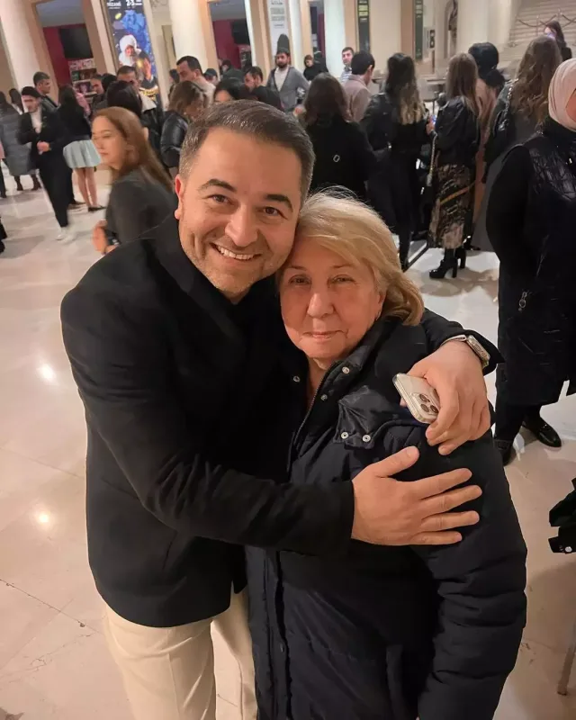 Rafael İskəndərovun anası onun riyaziyyat müəllimi imiş