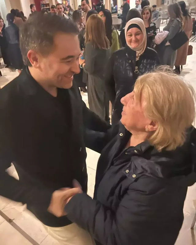 Rafael İskəndərovun anası onun riyaziyyat müəllimi imiş