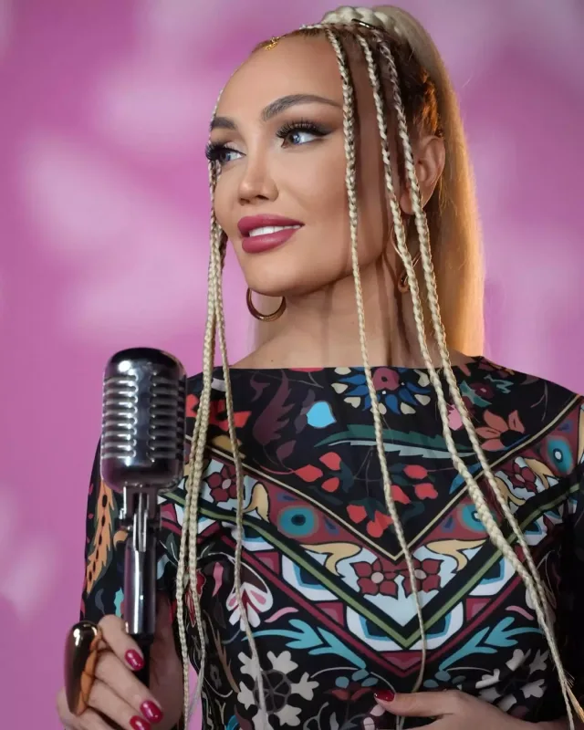 Nura bu dəfə özbək dilində oxudu