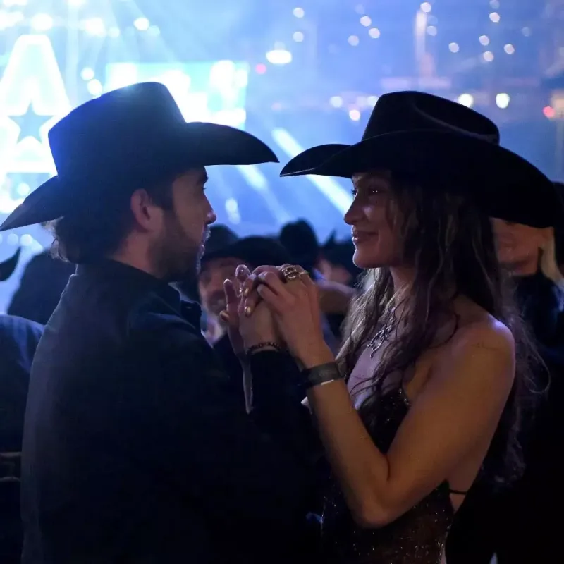 Bella sevgilisi ilə...