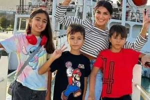 Sevincin oğlu səhnəyə dəyənəklərlə çıxdı