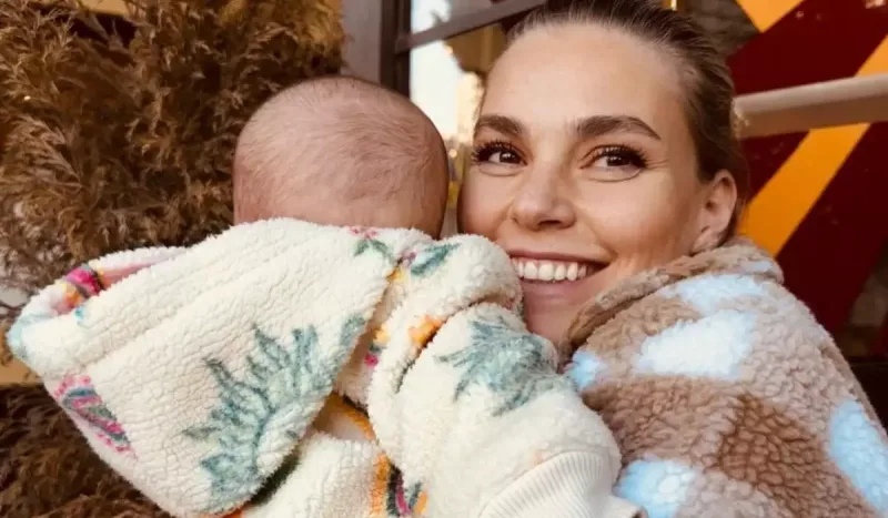 Aslı Enver qızının üzünü göstərdi