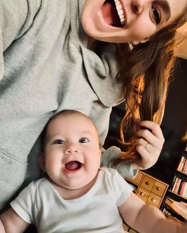 Aslı Enver qızının üzünü göstərdi