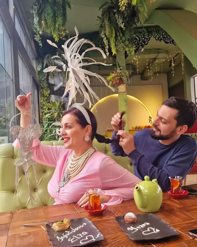 Kürəkəni Elzanın saçlarını hördü