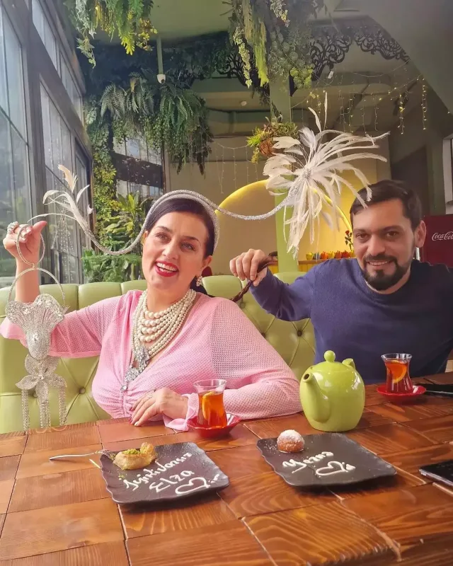 Kürəkəni Elzanın saçlarını hördü