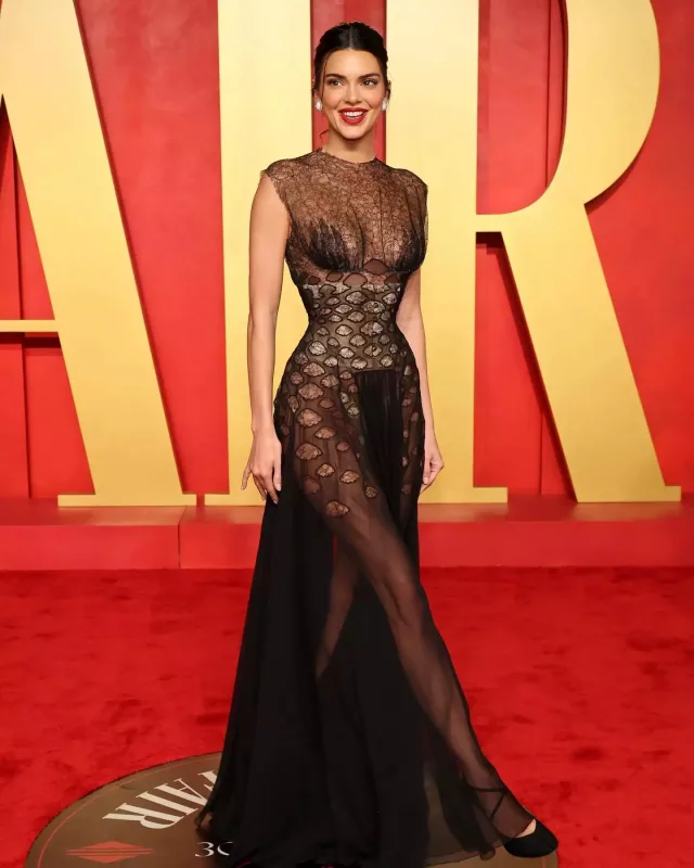 Qırmızı xalıda üstünlük yarışı!