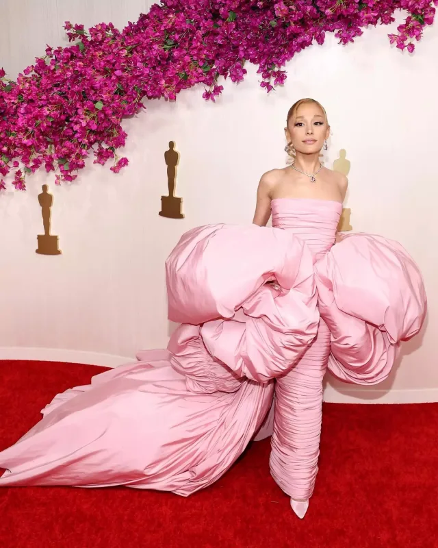 Qırmızı xalıda üstünlük yarışı!