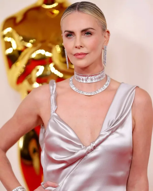 Qırmızı xalıda üstünlük yarışı!