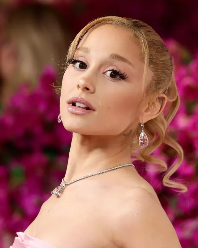 Qırmızı xalıda üstünlük yarışı!