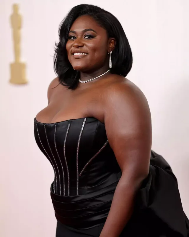 Qırmızı xalıda üstünlük yarışı!