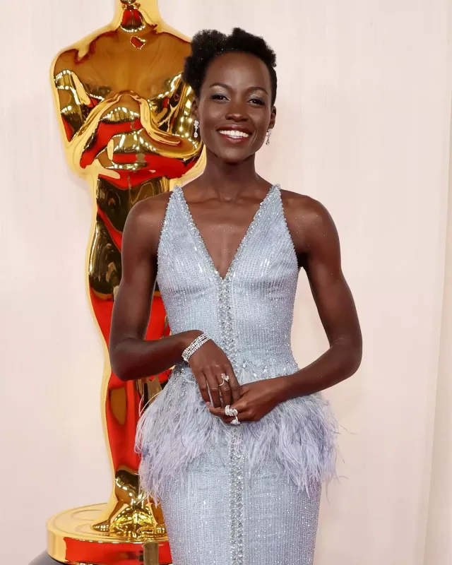 Qırmızı xalıda üstünlük yarışı!