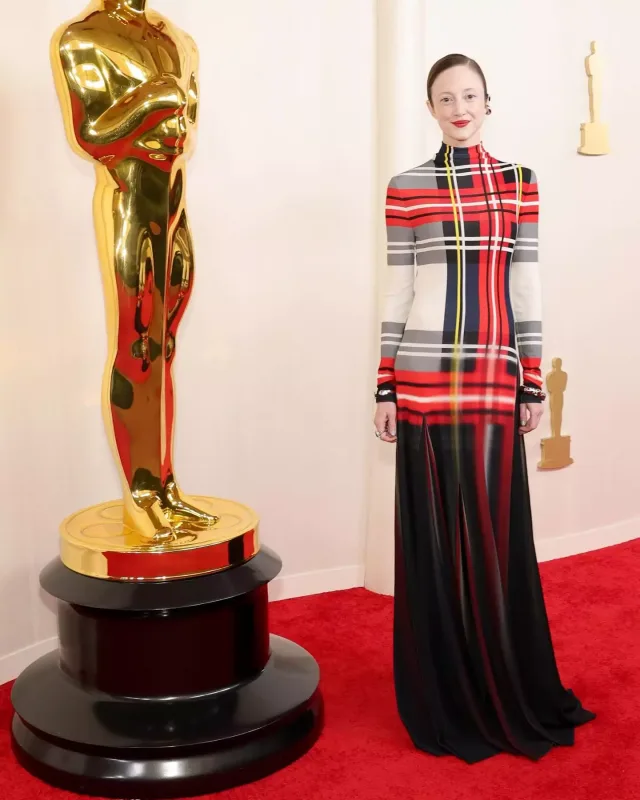 Qırmızı xalıda üstünlük yarışı!