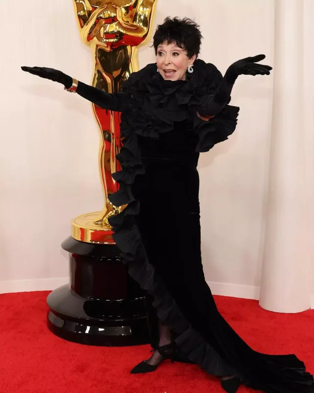 Qırmızı xalıda üstünlük yarışı!