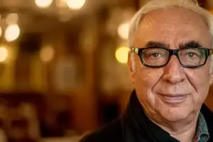 Cənazədə şəkil çəkdirmək istəyənlərə qışqırdı