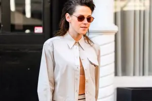 Şalvarsız görüntüləndi...