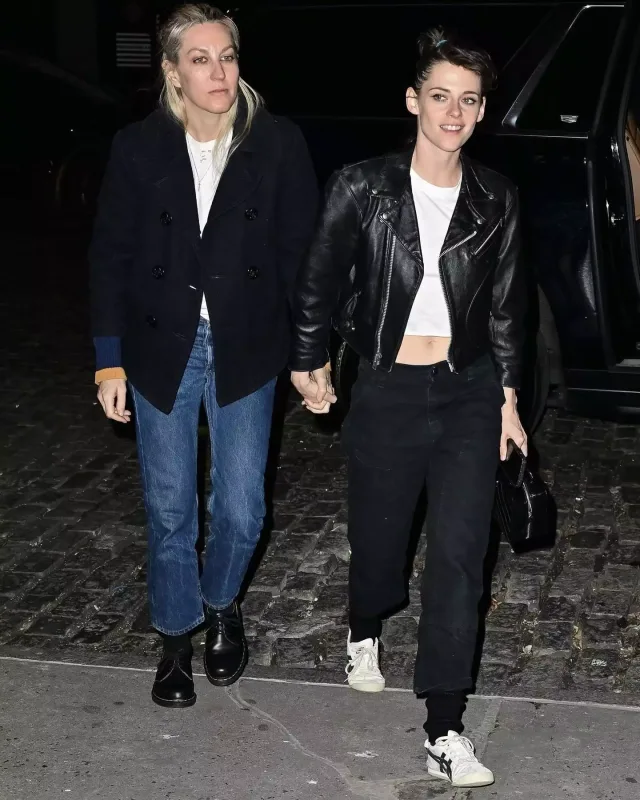 Kristen nişanlısı ilə əl-ələ